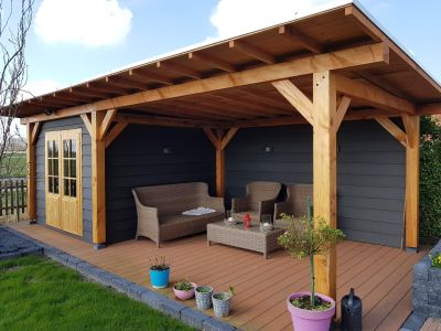 Composieten gevelbekleding op tuinhuisje