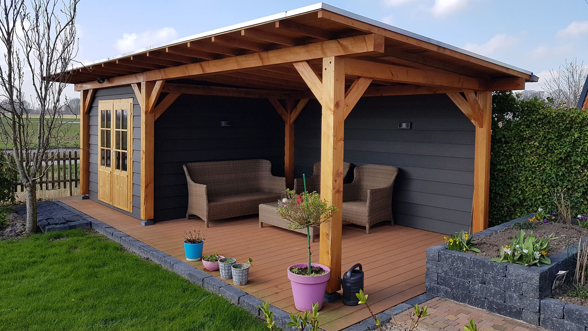 Composiet Zweeds rabat • ProDeck™ • antraciet • Douglas hout • tuinhuis met zithoek