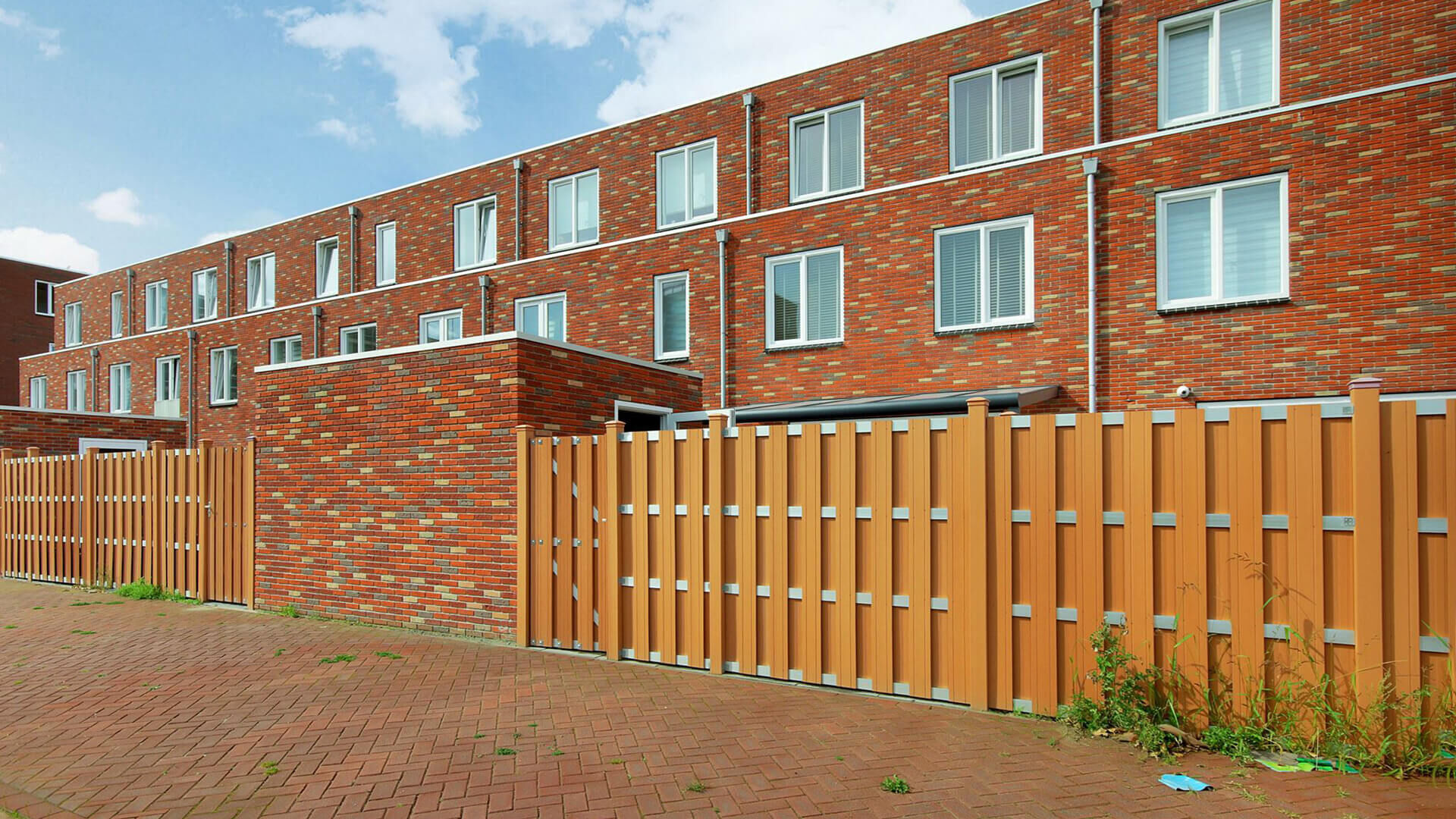 Composiet luxe schutting / tuinscherm • ProDeck™ • bruin • aluminium dwarsbalken