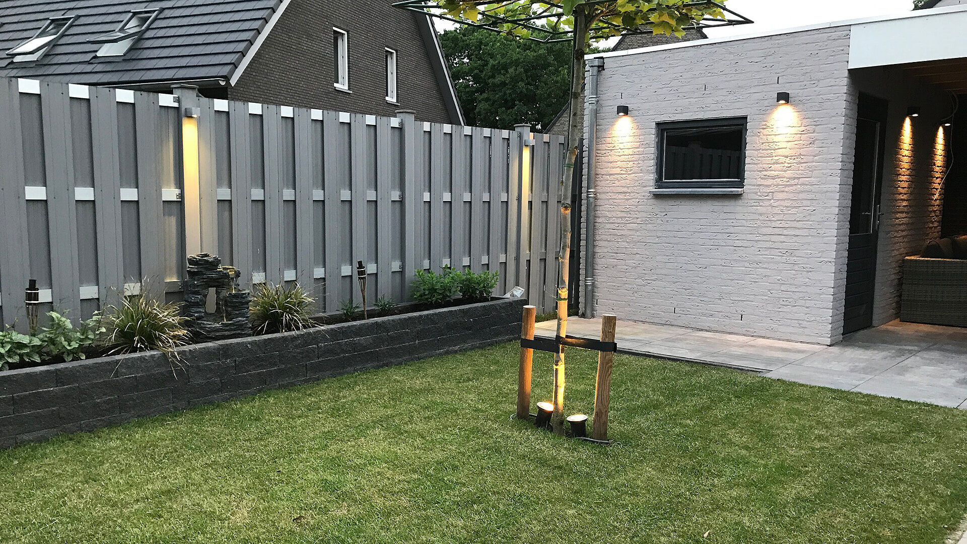 Composiet luxe schutting / tuinscherm • ProDeck™ • grijs • aluminium dwarsbalken • met verlichting