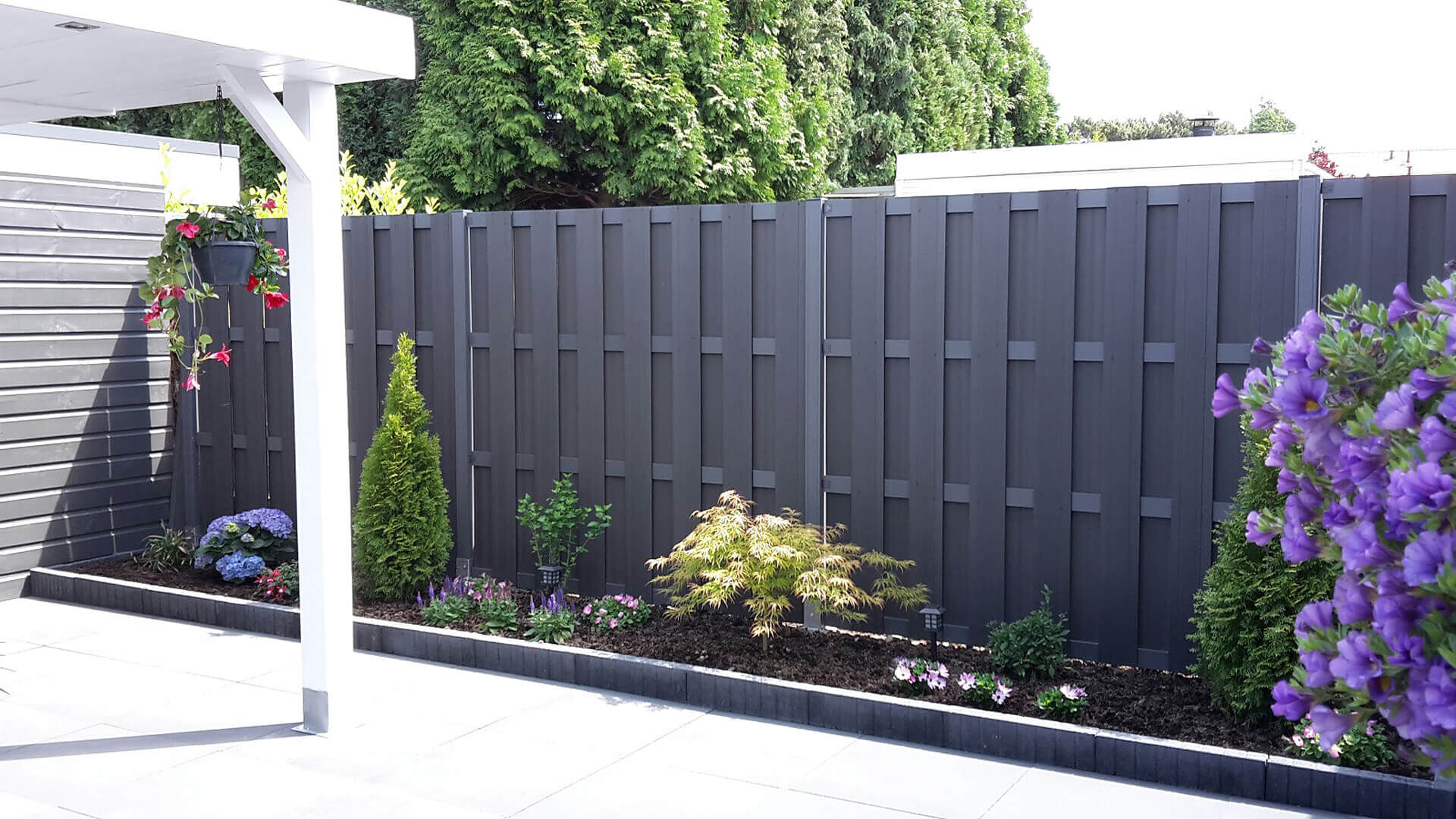 Luxe schutting • composiet • ProDeck™ • antraciet • 4 antraciet gecoate aluminium dwarsbalken
