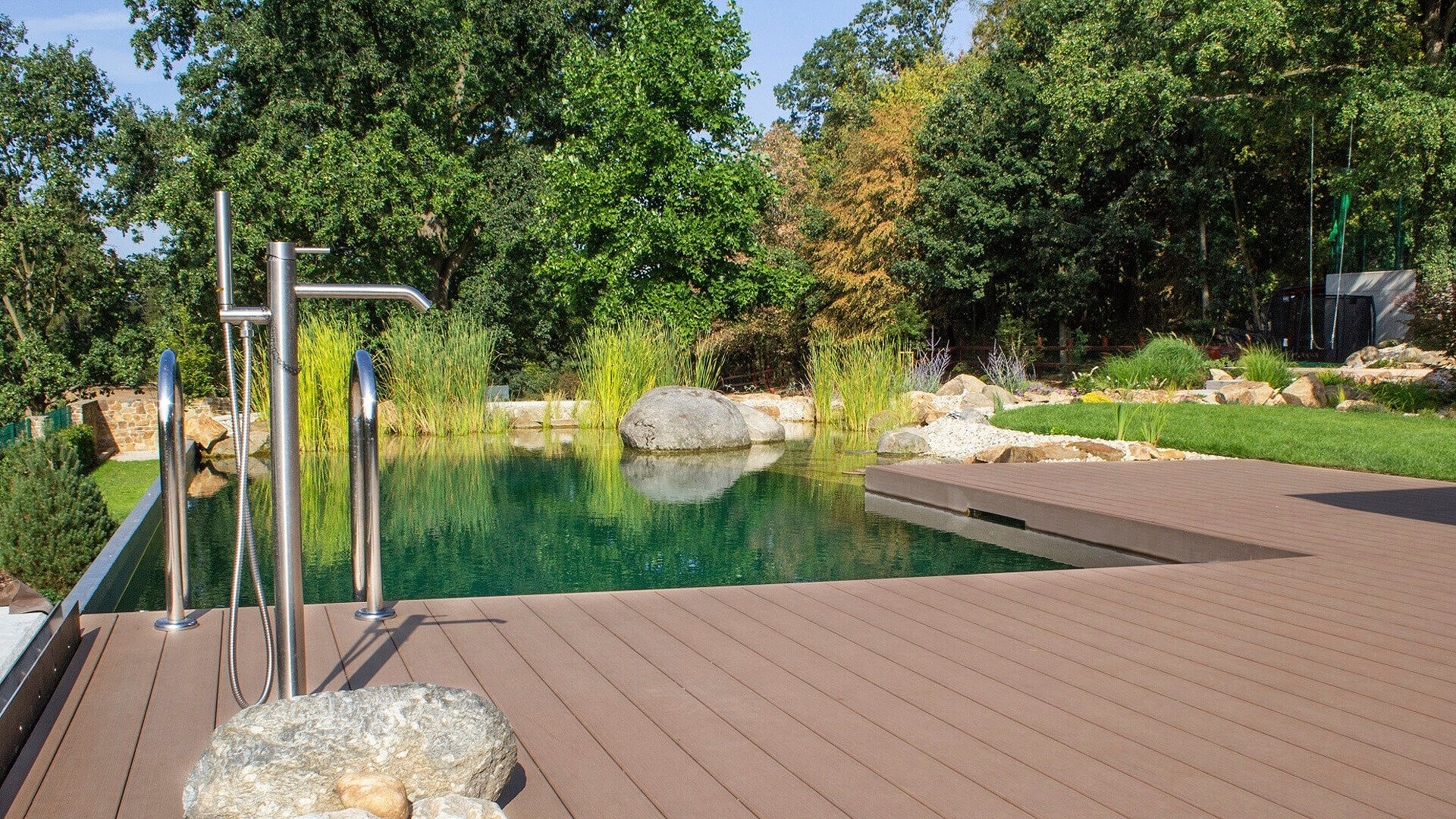Terafest® vlonderplanken in de kleur palisander zijn bij uitstek geschikt om op te douchen; warm of koud water, dat maakt niet uit. Vlonderplank • Terafest® • massief composiet • palisander • Forest Max