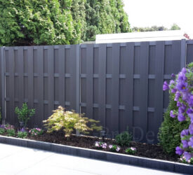 Een mooie luxe antracieten schutting op de achtergrond waardoor uw tuinplanten nog beter uitkomen. composiet-schutting-antraciet-antraciet-bloembed