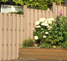 Deze schutting in een bankiraibruine kleur is gebouwd in delen met hoogteverschil. De kleur bankirabruin geeft een natuurlijk beeld, het lijkt net een houten schutting. Luxe schutting • bankiraibruin