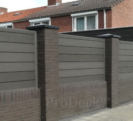 De kleur van de antracieten stapelplanken past meer dan goed bij de kleur van de stenen van de gemetselde beertjes. Uitstekende combinatie! Stapelplank schutting • antraciet • extra hoge planken