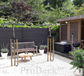 Een speels ontwerp, waarbij dakplatanen zijn geplant om straks de tuin te in de schaduw te zetten bij zonnig weer. Goede combinatie van hout en composietmateriaal. Composiet stapelplanken • antraciet met dakplatanen