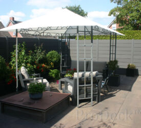Met soms relatief simpele materialen kan een geweldige uitstraling gemaakt worden. Deze (wel luxe) partytent zorgt voor een schaduwrijk plekje voor de antracieten stapelplankschutting. Stapelplank schutting • antraciet • extra hoge planken