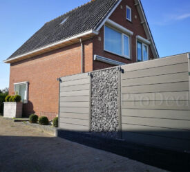 Met de extra hoge stapelplanken - in dit geval in de kleur antraciet - kunnen mooie combinaties gemaakt worden. Steenkorfschutting met extra hoge stapelplanken