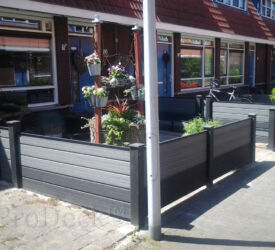 Doordat met losse planken flink gevarieerd kan worden, is een resultaat als hier getoond ook een makkelijk haalbare zaak. Lage schutting • stapelplanken • antraciet en grijs houtnerf
