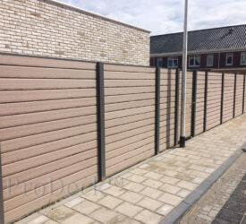 Een perfecte tuinafscheiding, die 100% privacy garandeert: voorbijgangers kunnen niet uw tuin "bezichtigen". Stapelplankenschutting • vergrijsd bruin houtnerf en antraciet