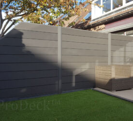 Deze schutting is voorzien van een schuin aflopend gedeelte. Dit is door de klant zelf bedacht en gerealiseerd. Door gebruik te maken van U-profielen wordt inloop van water voorkomen. Stapelplank schutting • antraciet • extra hoge planken