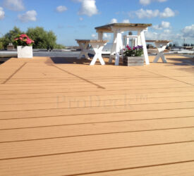 Heeft u een plat dak? Dank hebben wij passende vlonderplanken. Een mooi terras is dan snel gemaakt. Hier met bankiraibruine vlonderplanken met een breedribbelprofiel. Vlonderplank • composiet • bankiraibruin • breedribbel • met picknicktafel