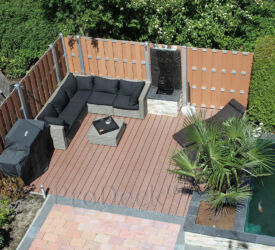 Barbecuen, zonnebaden en loungen. En dat allemaal op één terras, gemaakt van composieten vlonderplanken en luxe schuttingen. Genieten! Composiet • vlonderplank • schutting