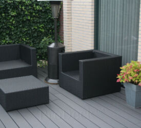 Een loungehoek - op dit moment zonder zitkussens - op een vlonder van steengrijze composieten vlonderplanken met een brede ribbel. Mooie combinatie. Composiet • vlonderplank • steengrijs • breedribbel