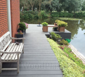 Een vlonder van massieve vlonderplanken aan de waterkant. Kunstig gebouwd. Mits genoeg ondersteuning, zijn de Forest Max vlonderplanken hiervoor prima bruikbaar. Vlonderplank • Terafest® • composiet • Forest Max • eben