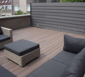 Een stijlvolle afscheiding van een dakterras. De 1-zijdige schutting (de achterkant is recht) heeft een speciale look door deze gepotdekselde composieten Zweedse rabatdelen. Composiet • Zweeds rabat • antraciet • schutting