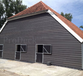 De wand van deze paardenstal is volledig bekleed met ProDeck™ composieten Zweedse rabatdelen: beitsen behoort tot het verleden! Composiet • Zweeds rabat • antraciet