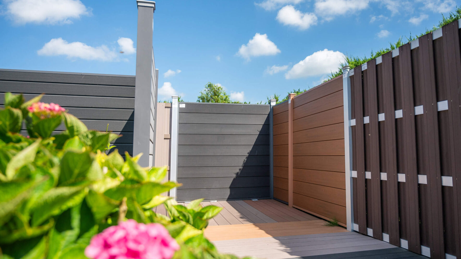 Schuttingen en vlonderplanken zijn allemaal te bekijken in de showtuin, om een nog beter beeld te krijgen! Bezoek onze showtuin in Heerhugowaard om alle producten in het echt te zien!